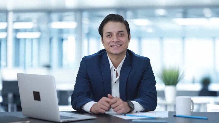 hombre de negocios indio feliz sonriendo a la cámara