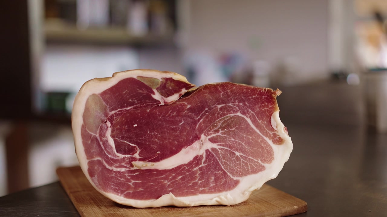 Prosciutto di Parma, prosciutto stagionato italiano su un bancone da cucina
