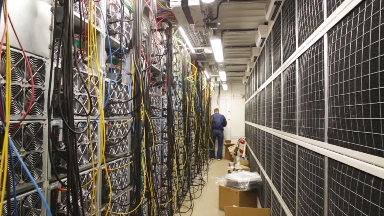 interior del centro de datos con servidores y técnicos