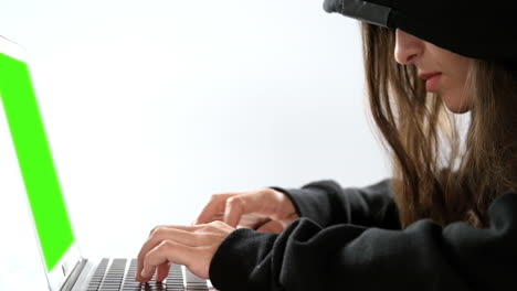 una mujer hacker usando una computadora portátil.