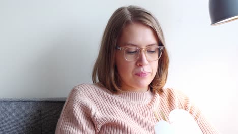 Woman-having-a-meal-in-living-room