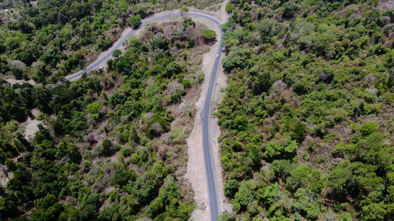 vista aérea de drones de las montañas west pokot chapalleria - kenia