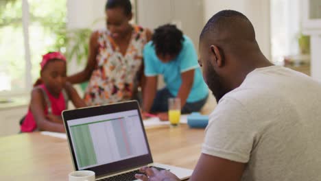 Afroamerikanischer-Mann-Benutzt-Laptop,-Während-Er-Von-Zu-Hause-Aus-Arbeitet