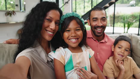 una selfie de familia feliz