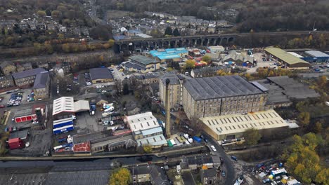 vista aérea de drones del pueblo de slaithwaite, slawit, una ciudad industrial en el oeste de yorkshire, reino unido