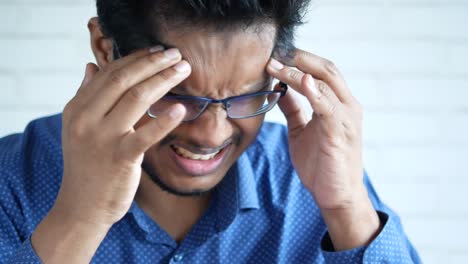 hombre con dolor de cabeza