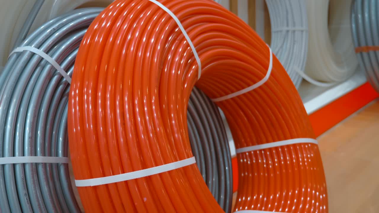 bobinas de tuberías de plástico nuevas de diferentes colores destinadas a la colocación de tuberías