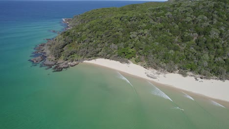 Paisaje-Idílico-De-Punto-De-Isla-Doble-En-La-Costa-De-Queensland,-Australia---Toma-Aérea-De-Drones