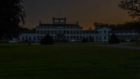 stunning time lapse of paleis soestdijk while the sun rises