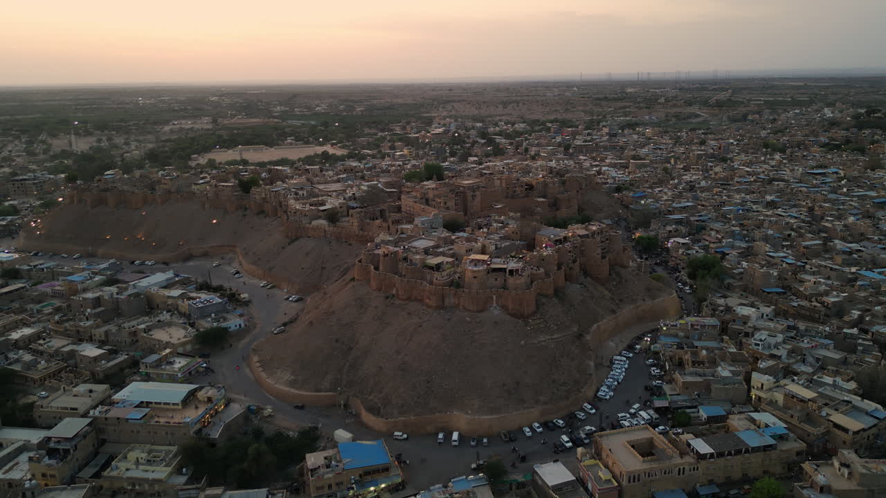 제이살메르 요새의 황금 모래암 건축물의 뒷면 드론, 길과 은 하늘 아래 어져있는 집으로 라자스탄의 도시 풍경을 내려다보는 라자스탄 인도 4k