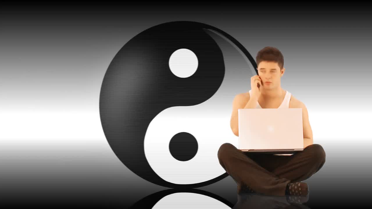 노트북 에서 일 하는 젊은 남자