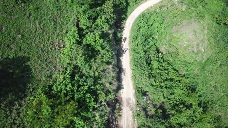 Vista-De-Drones-Del-Transporte-De-Bolsas-De-Café-En-La-Tierra