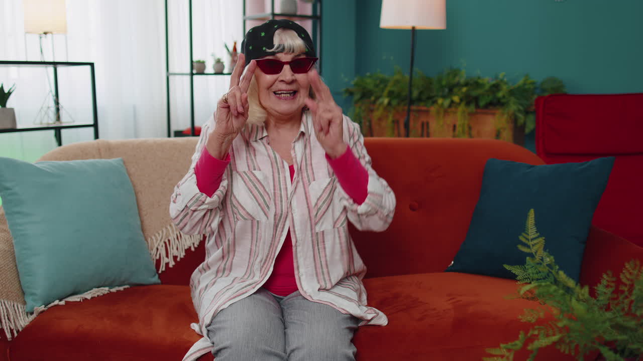 abuela elegante con sombrero de marihuana, con gafas de sol rojas, mirando a la cámara con una sonrisa encantadora