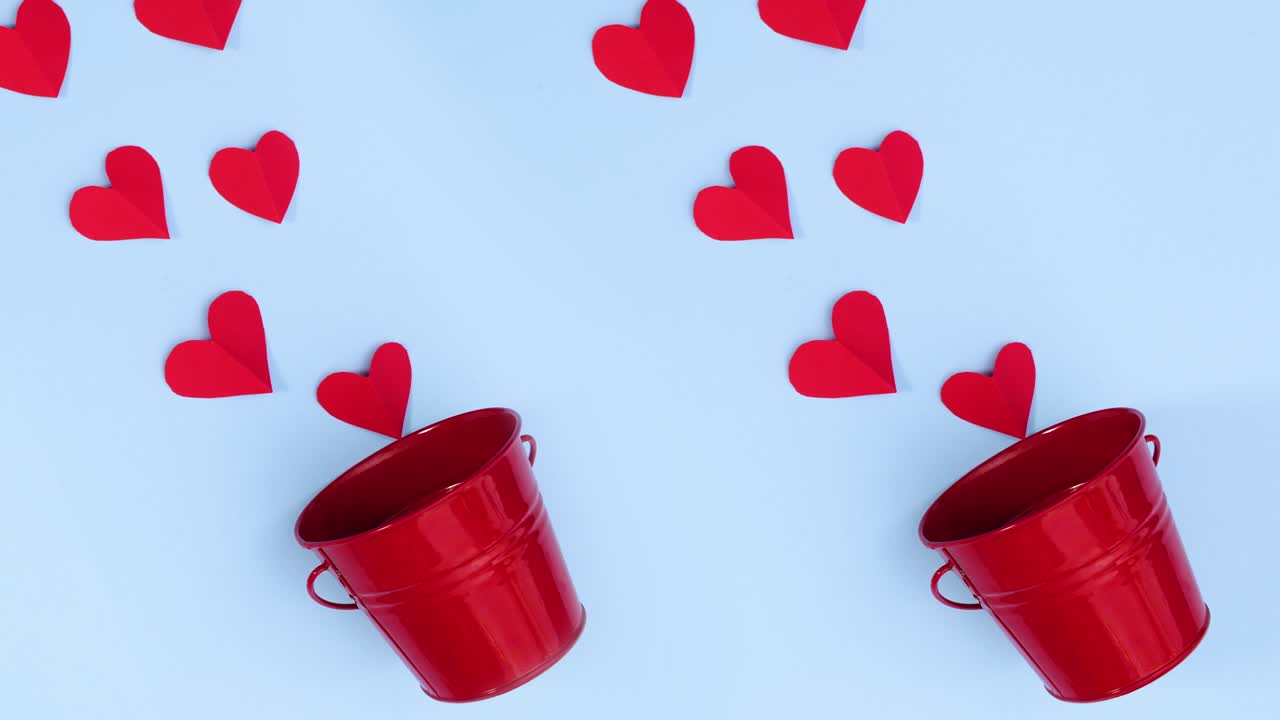 романтические красные сердца валентина на пастельно-голубой теме.