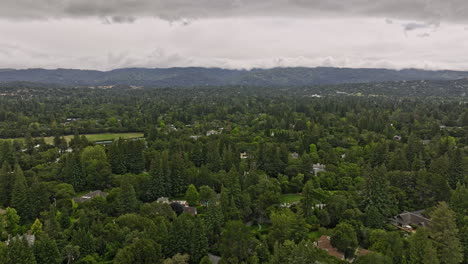 Atherton-California-Aerial-V1-Flyover-Wohlhabende-Nachbarschaft-In-Bay-Area,-Die-Luxuriöse-Einfamilienhäuser-Einfängt,-Die-Spärlich-Voneinander-Entfernt-Sind,-Um-Die-Privatsphäre-Der-Bewohner-Zu-Gewährleisten---Aufgenommen-Mit-Mavic-3-Cine---Juni-2022