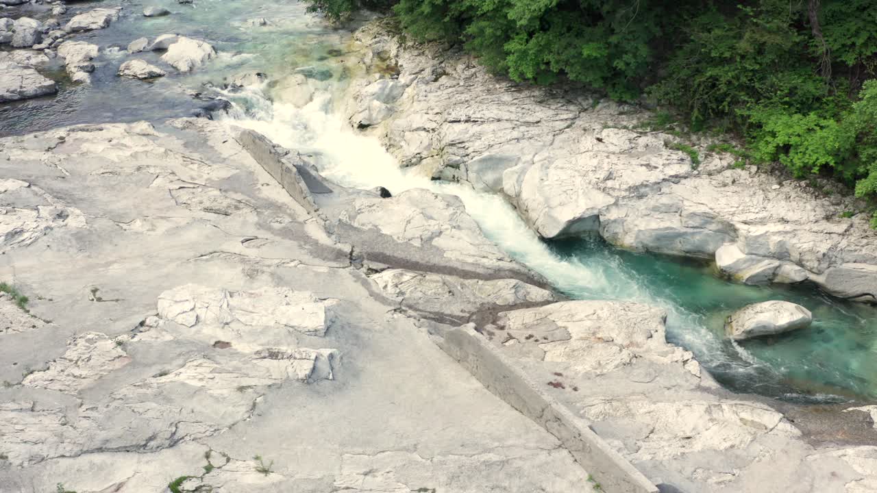 수정 같은 녹색과 흐르는 물이 있는 놀라운 세리오 강, 베르가모, 세리아나 계곡, 이탈리아