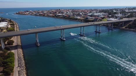 Vista-Aérea-De-Lancha-Motora-Conduciendo-Debajo-Del-Puente