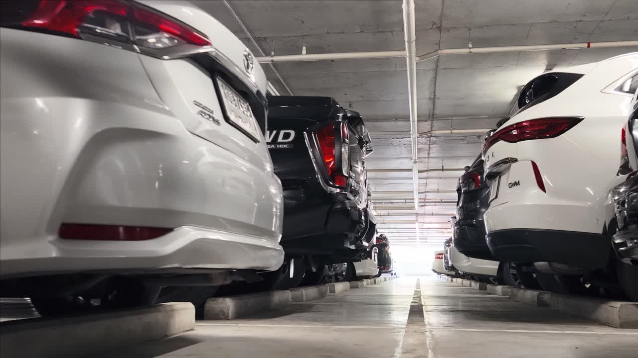 interior del garaje de estacionamiento