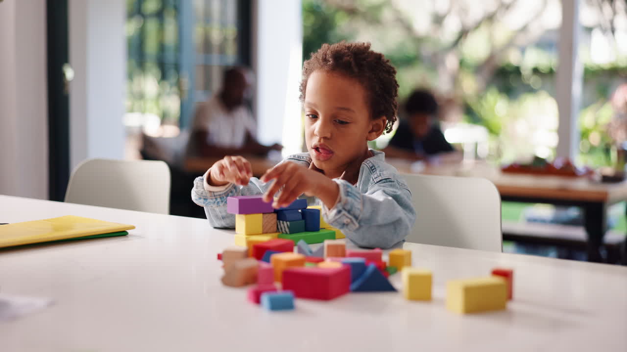 niño jugando con bloques de construcción