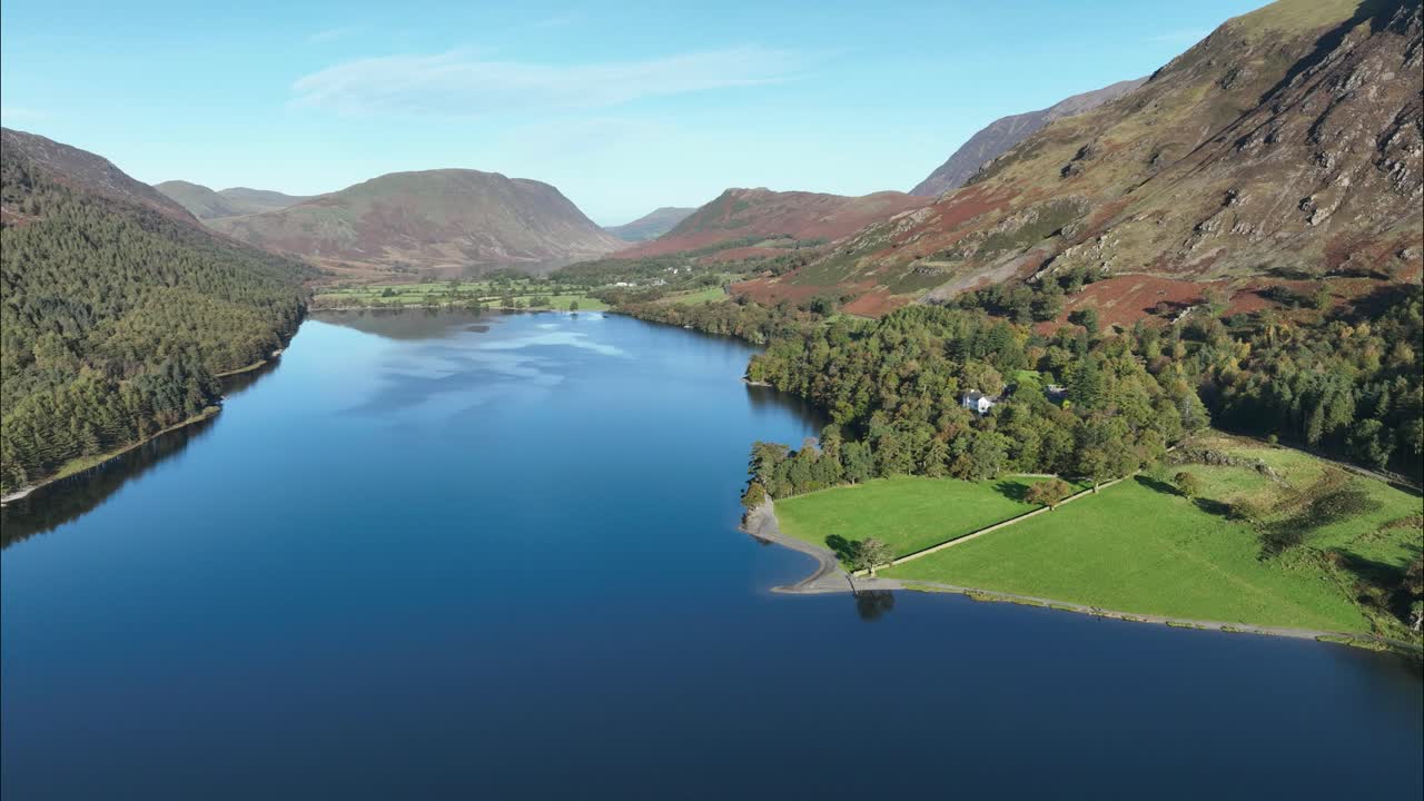 vista aérea sobre el lago buttermere hacia el agua crummock, distrito de los lagos, cumbria, inglaterra