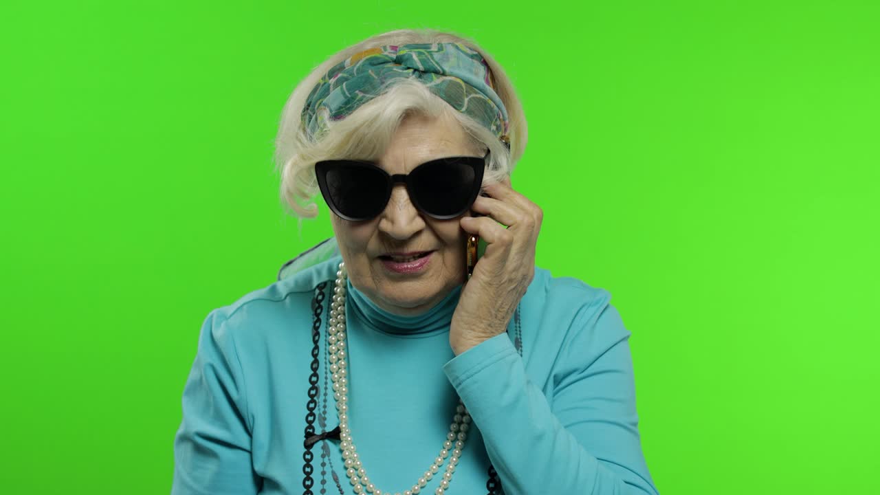 anciana elegante abuela caucásica mujer hablando por teléfono móvil. llave de croma