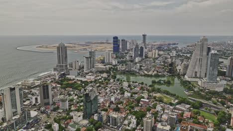 colombo sri lanka aerial v17 estableciendo el sobrevuelo de drones kollupitiya capturando el paisaje urbano del centro de la ciudad capital, las zonas económicas y los barrios circundantes - filmado con mavic 3 cine - abril 2023