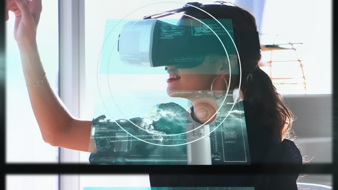 Animazione di interfacce dati a cascata, su una donna con visore VR che gesticola, utilizzando un'interfaccia virtuale.