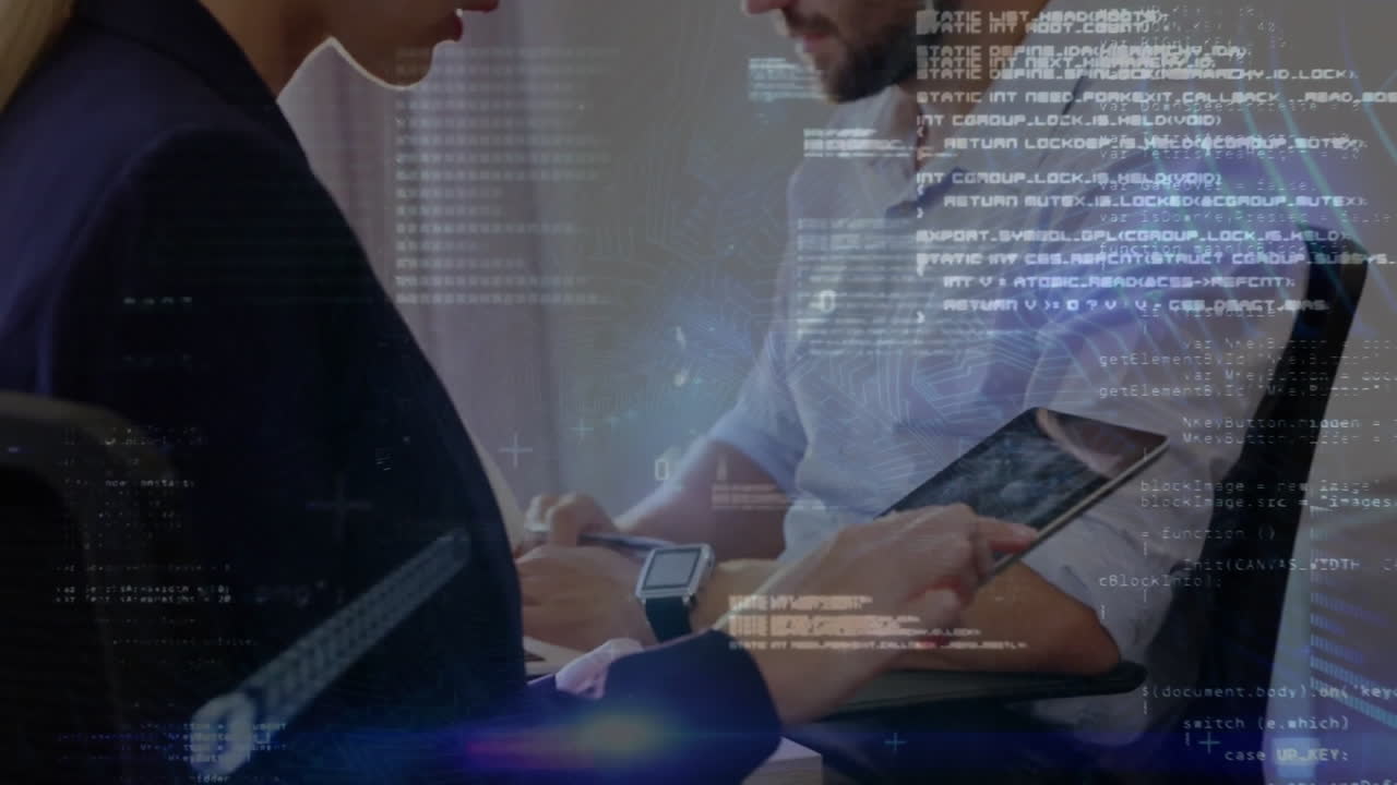 animación del procesamiento de datos sobre empresarios caucásicos que usan tablets