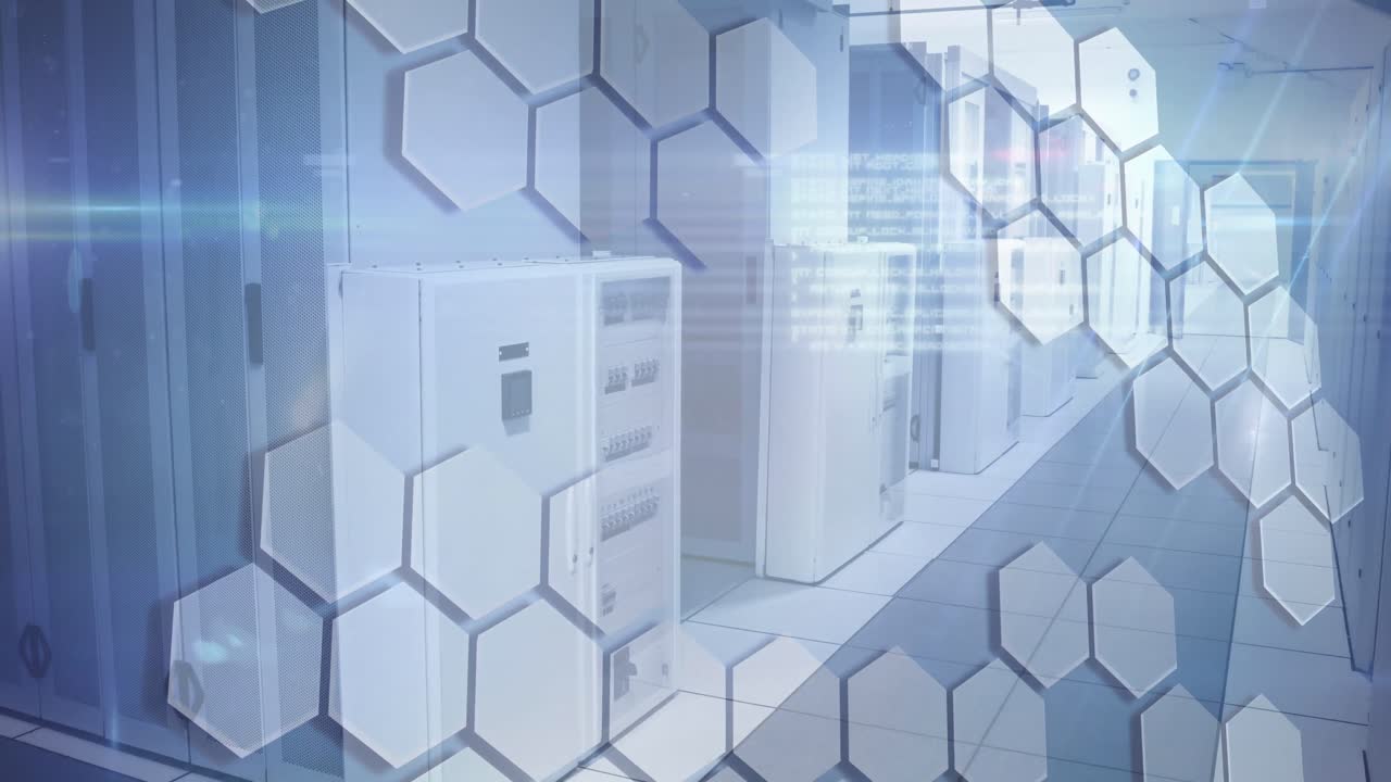 animación digital de formas hexagonales y rastros de luz contra la sala de servidores vacía