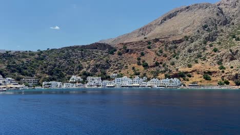 Exótico-Pueblo-De-Loutro,-Creta-Desde-La-Vista-Al-Mar