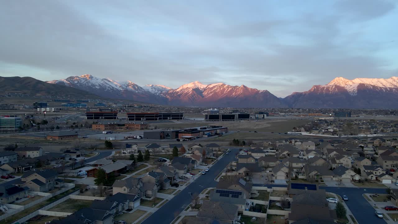 해가 지는 동안 눈 인 산 아래의 사랑스러운 지역 사회 - 미끄러지는 공중 하이퍼 프