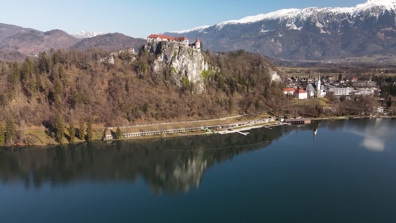 bled castle, blejski grad, castillo medieval en un precipicio con vistas al lago bled