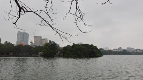 cielo nublado sobre el lago urbano rodeado de árboles