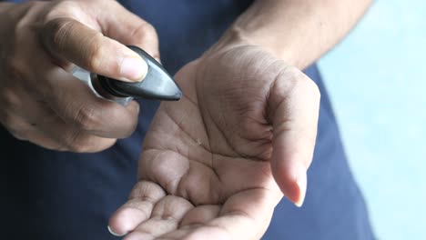 aplicación de desinfectante para las manos