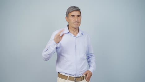 el anciano a quien no le gustan las noticias que oye no las aprueba.