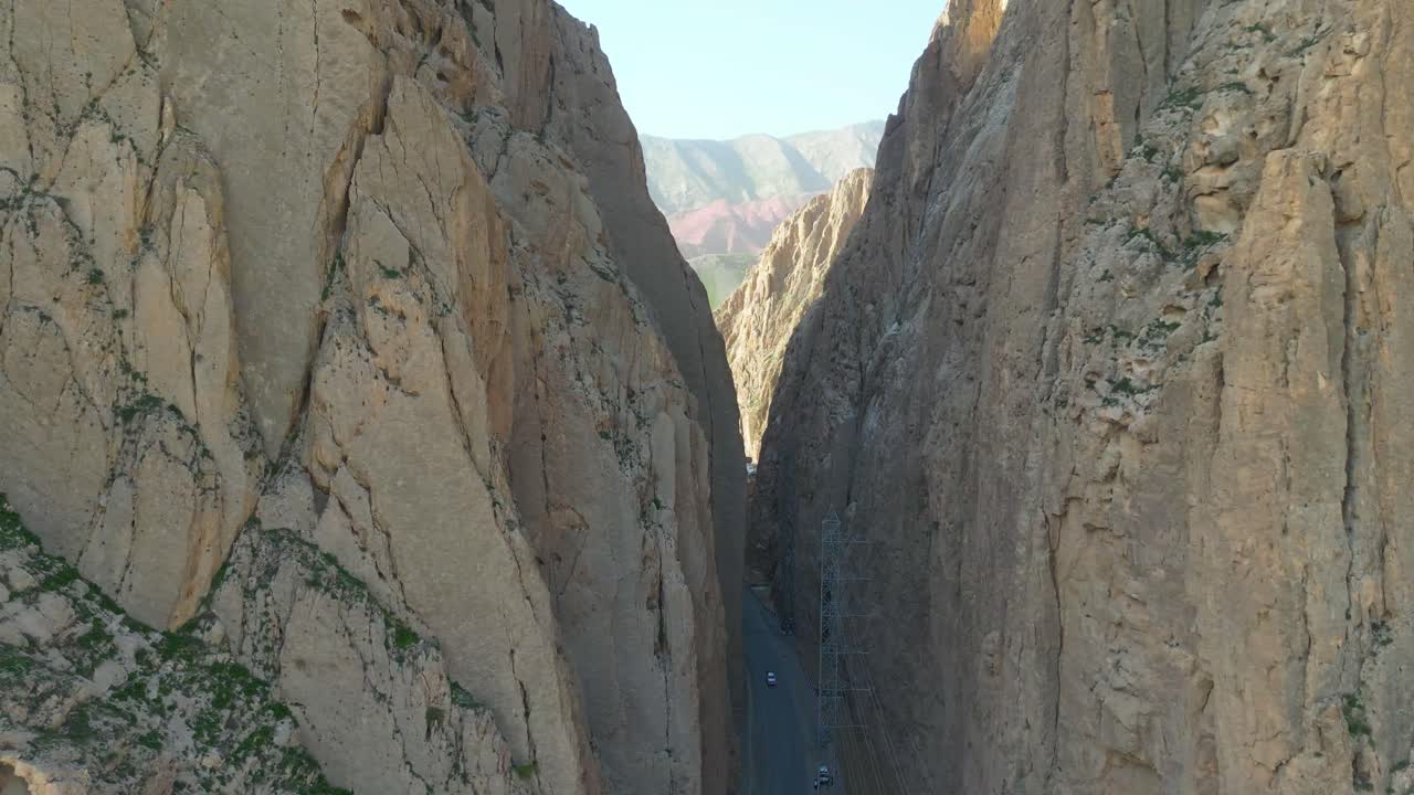 Vista aerea mozzafiato delle bellissime montagne in Afghanistan, che mostra il loro splendore naturale e l'ambiente tranquillo, natura montana, natura pacifica