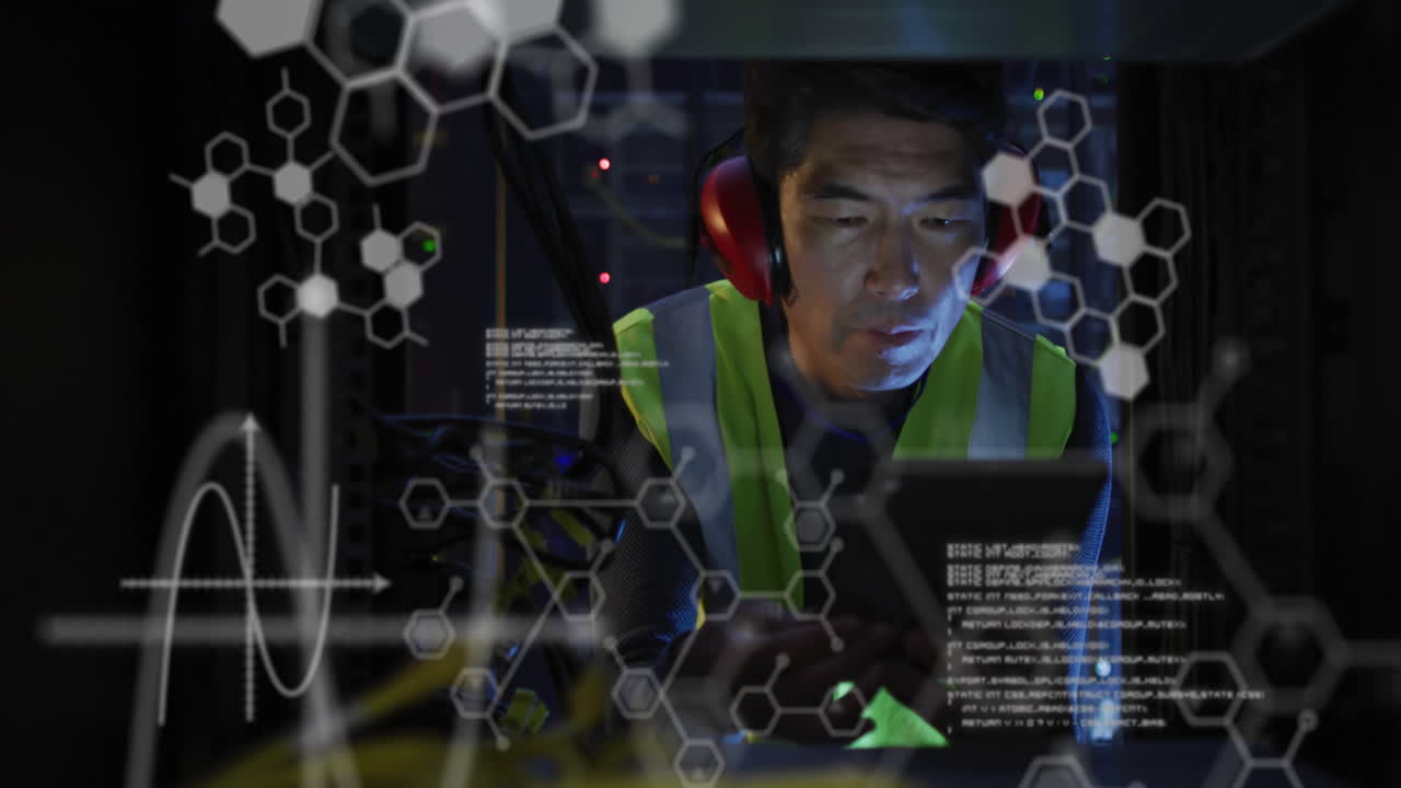 서버 에서 일하는 디지털 태블릿을 사용하는 아시아 남성 엔지니어에 대한 데이터 처리의 애니메이션