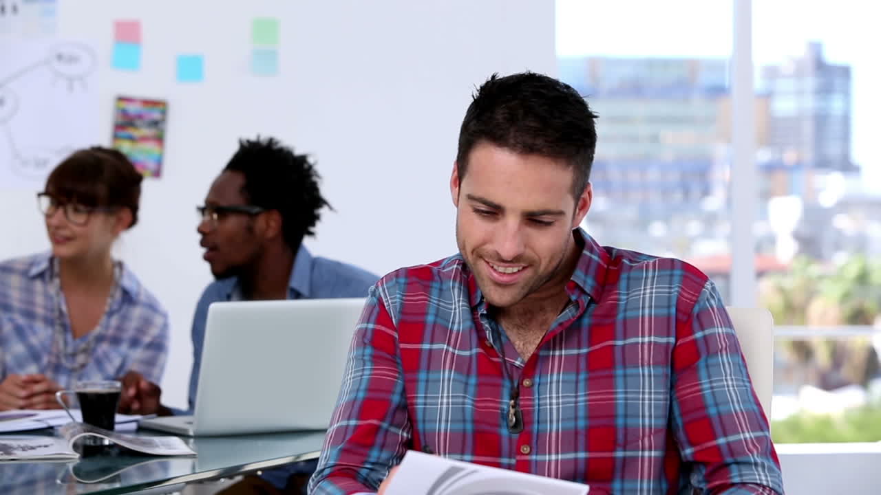 retrato de un diseñador dibujando en un bloc de notas