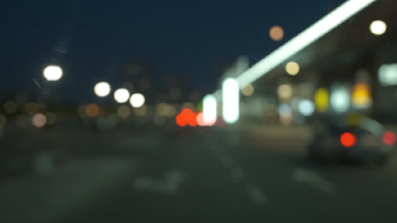 borrón de las luces de la ciudad. movimiento disparado desde el coche