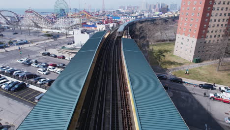 toma de seguimiento del tren moderno en la calle west 8, cerca del acuario de nueva york, coney island, brooklyn