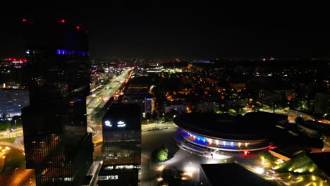 Luftaufnahme-Der-Nächtlichen-Stadtlandschaft-Mit-Beleuchteten-Straßen