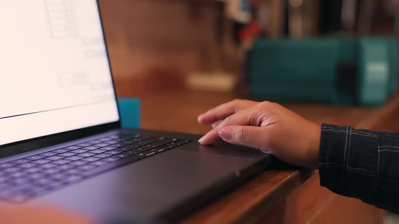 primer plano, negocios y persona con computadora portátil