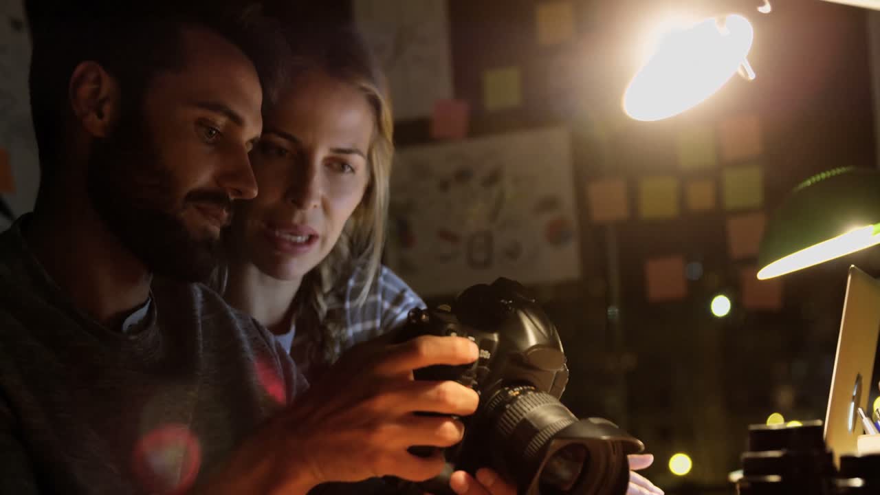 colegas mirando la foto en la cámara digital