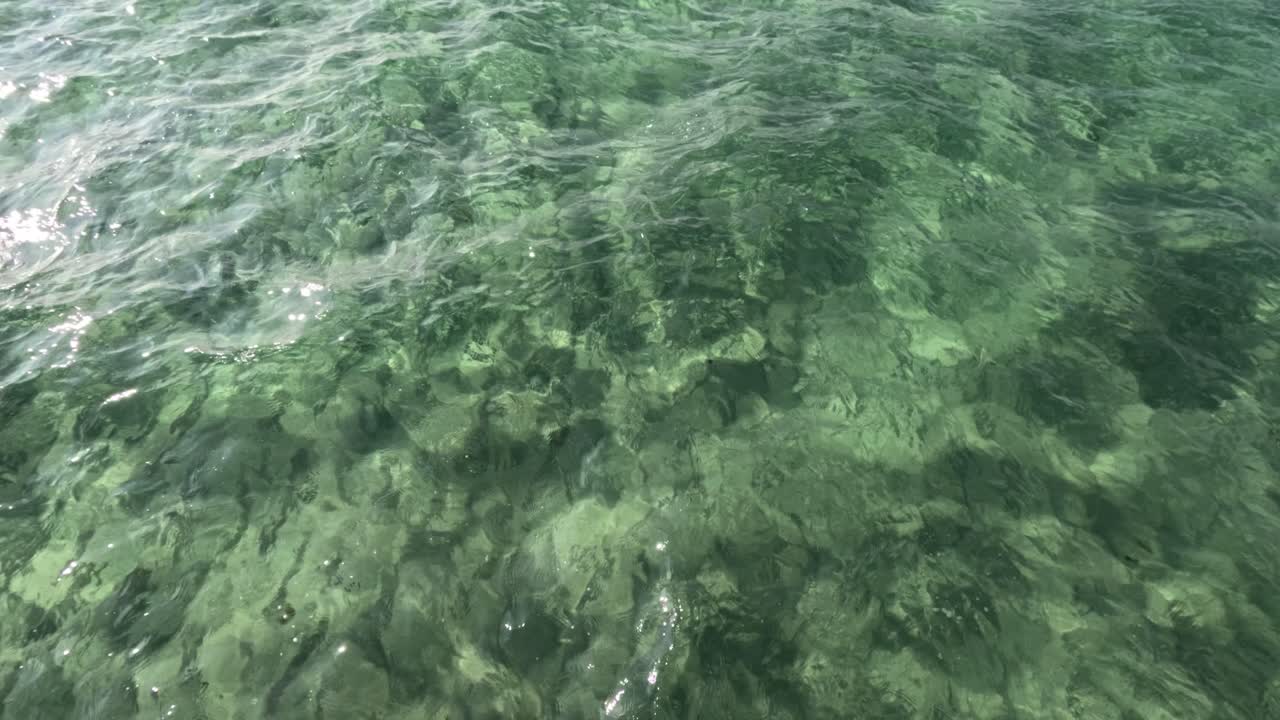 чистые волны океана отражают солнечный свет в мельбурне.