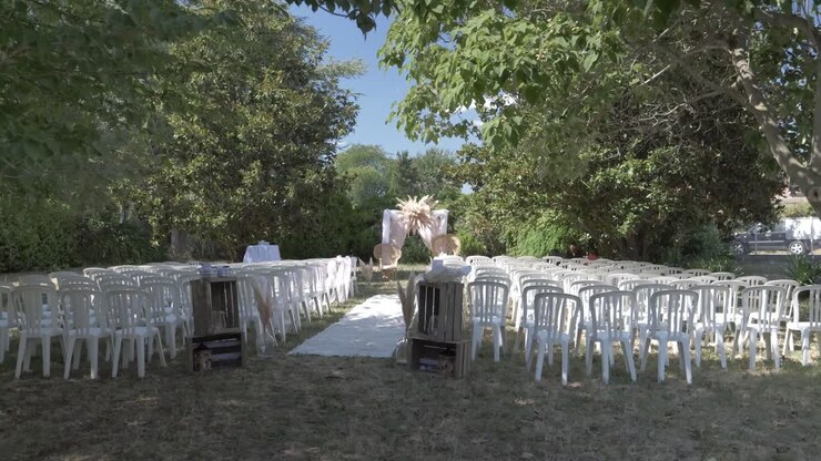Panorering i slow motion af et udendørs siddeområde til en bryllupsreception