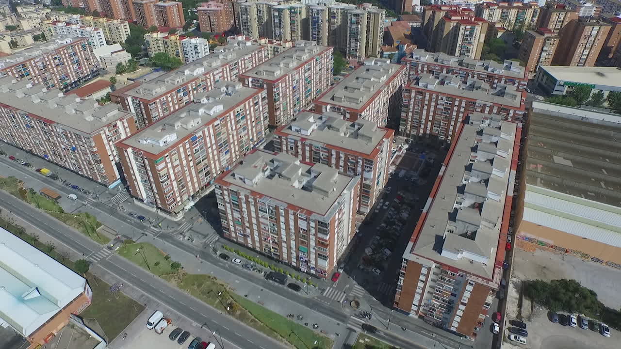 Il drone avanza e scende su Malaga, inclinandosi verso il basso per una visuale dall'alto