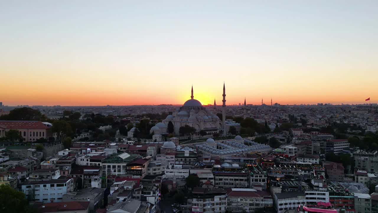 mezquita de suleymaniye en estambul, turquía al atardecer - lapso de tiempo de hiperlapso aéreo