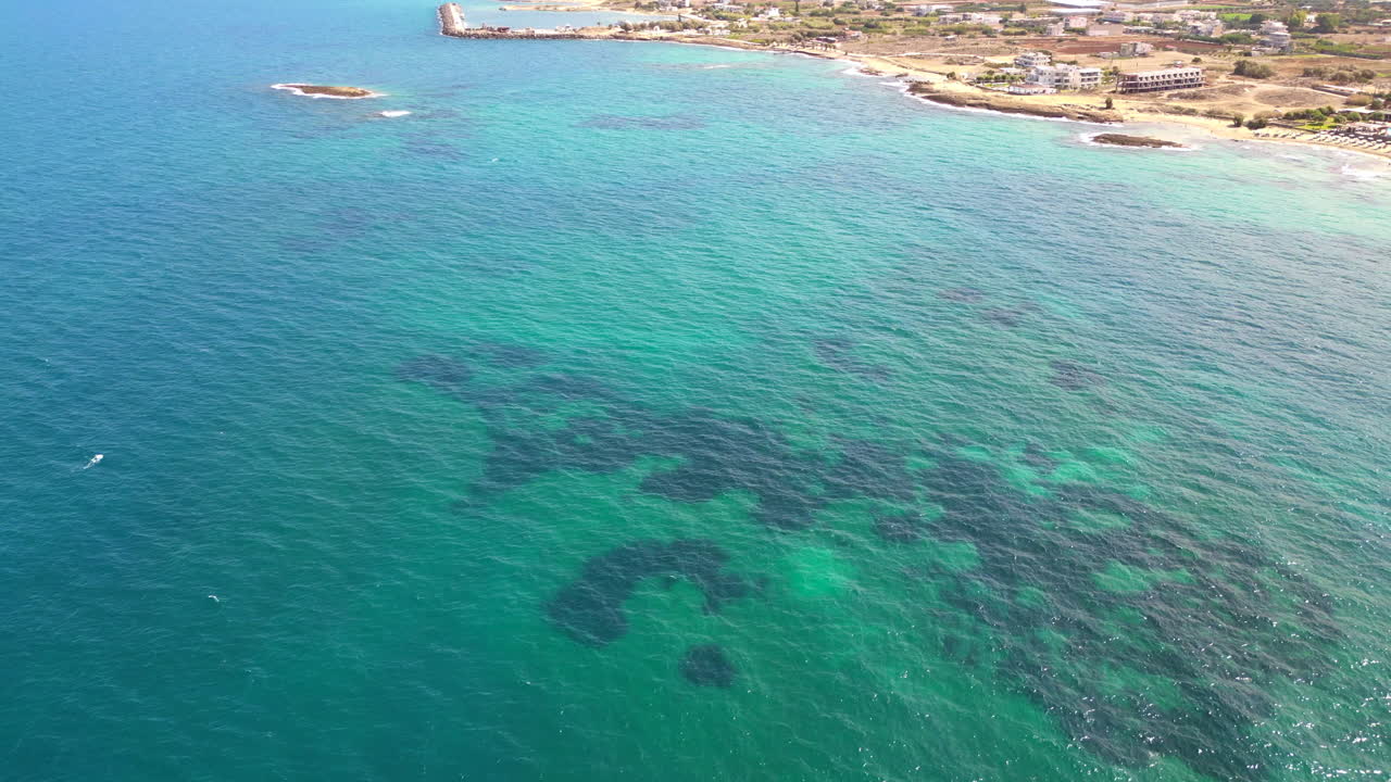 vista aérea del mar y la playa de malia en creta, grecia