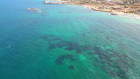 Vista-Aérea-Del-Mar-Y-La-Playa-De-Malia-En-Creta,-Grecia.