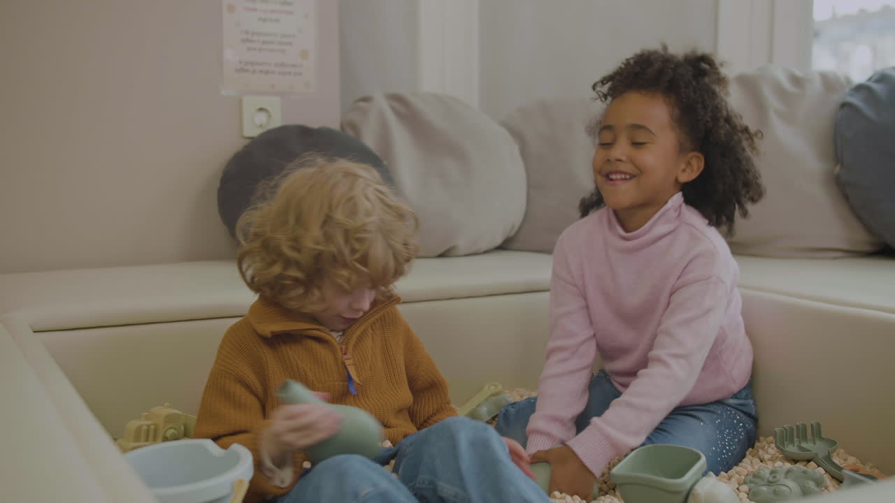 niños pequeños con cubos de madera